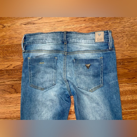 NWOT GUESS light washed knee distressed mid boot cut jeans sz 25 brand new cond - Picture 3 of 11